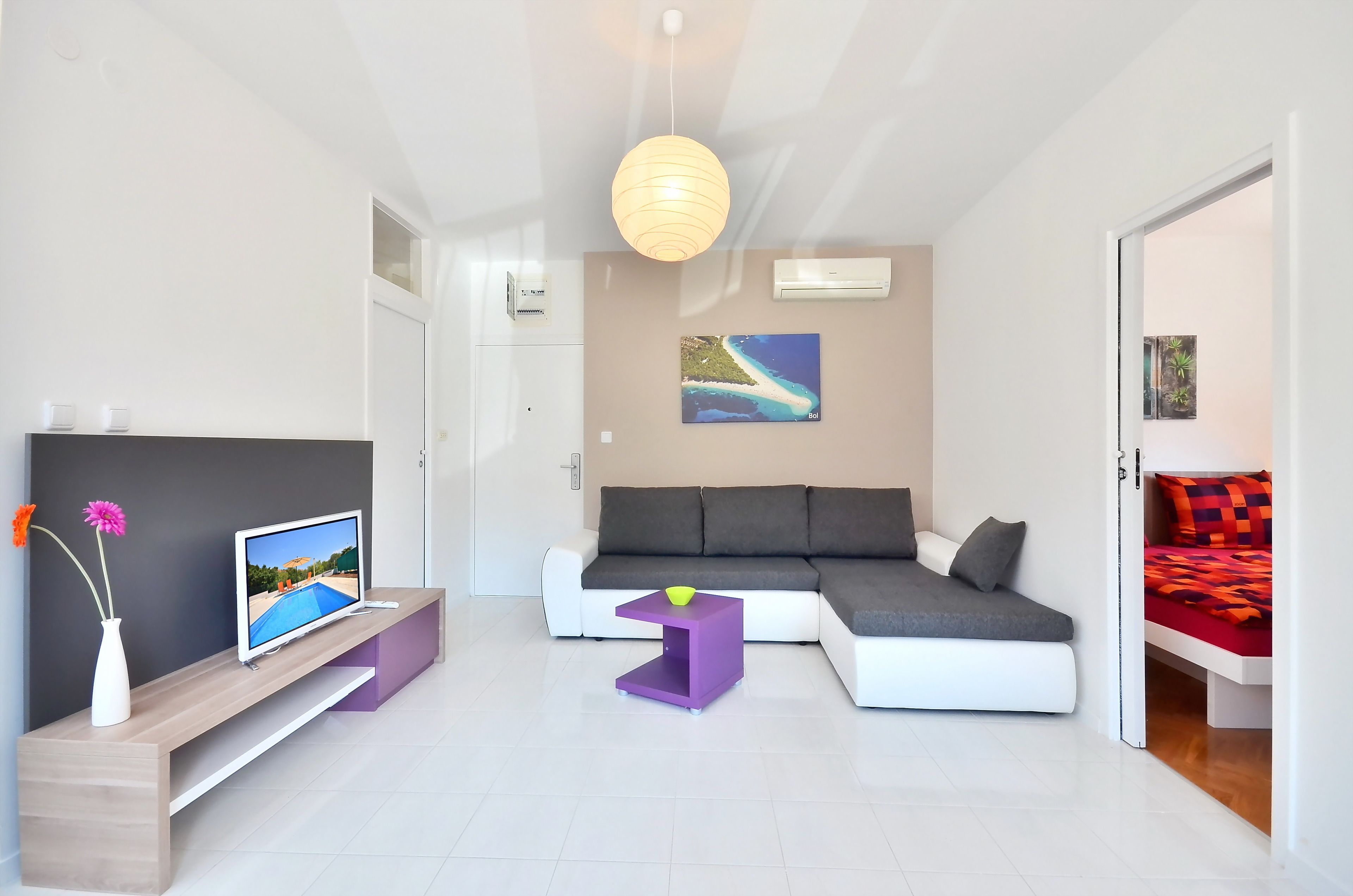 Departamento, 2 habitaciones, balcón | Área de sala de estar | Televisión de pantalla plana 