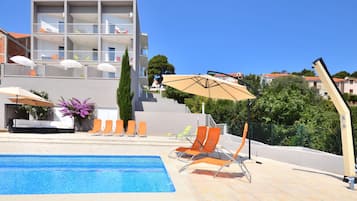 Piscine extérieure (ouverte en saison), parasols de plage