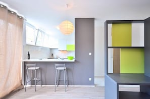Estudio, balcón | Cocina privada | Frigorífico grande, microondas, placa de cocina y hervidor eléctrico