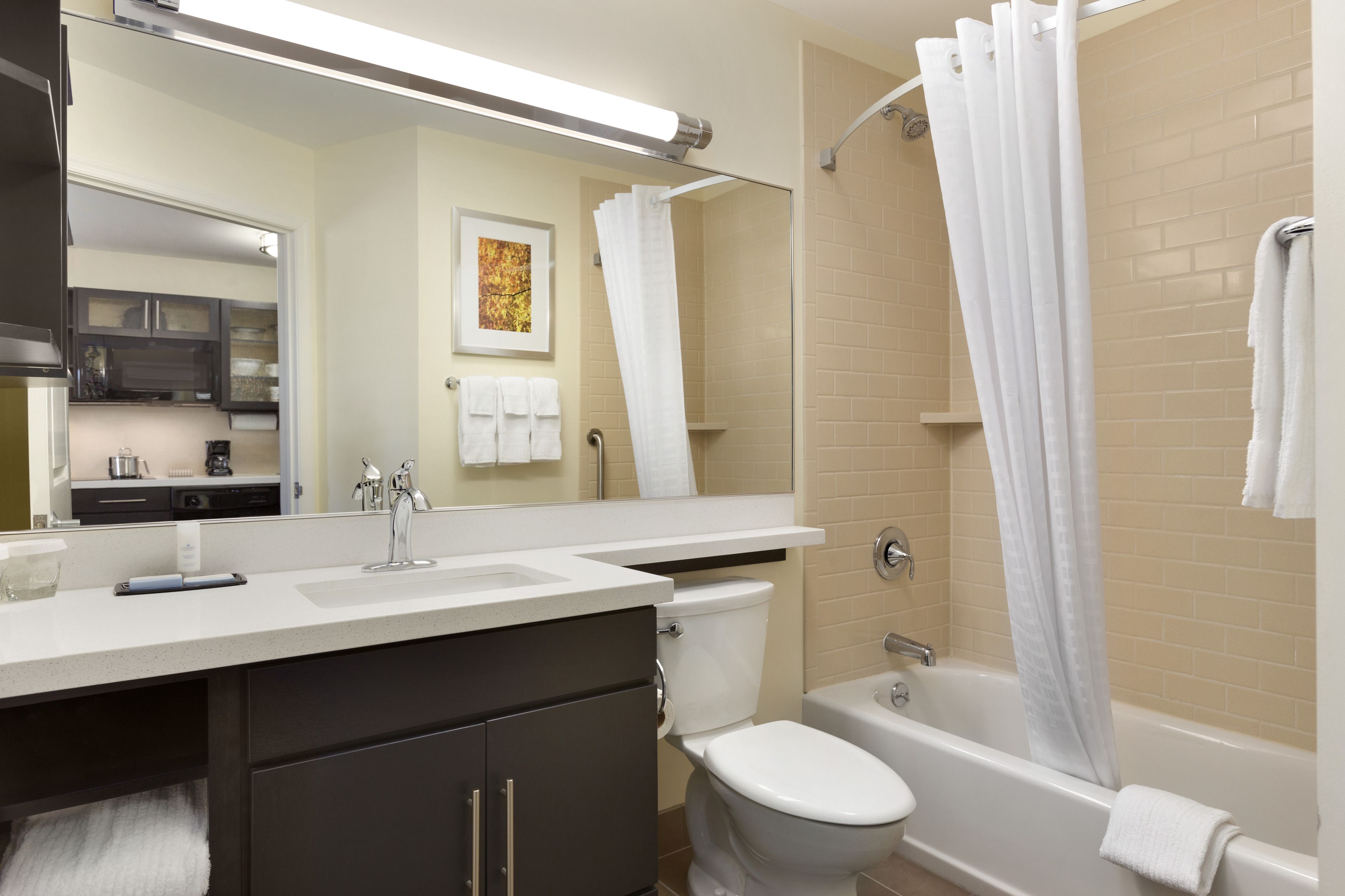 combined shower/bathtub, hair dryer, towels