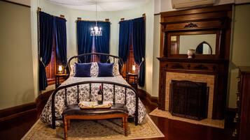 Habitación Deluxe, 1 cama de matrimonio, vistas a la ciudad, en una planta alta | Ropa de cama de alta calidad y decoración individual