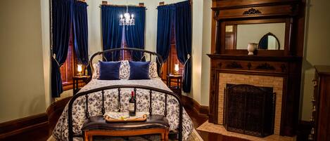 Rom – deluxe, 1 queensize-seng, byutsikt, tårn | Sengetøy av topp kvalitet, individuelt dekorert og individuelt innredet