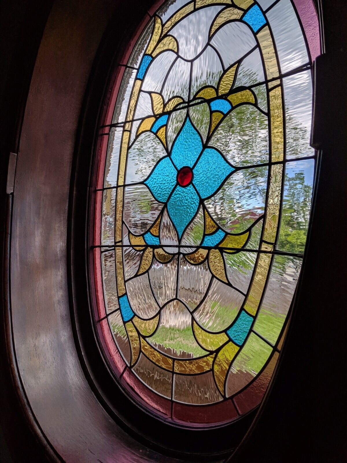 Una ventana de vitral con un diseño floral.
