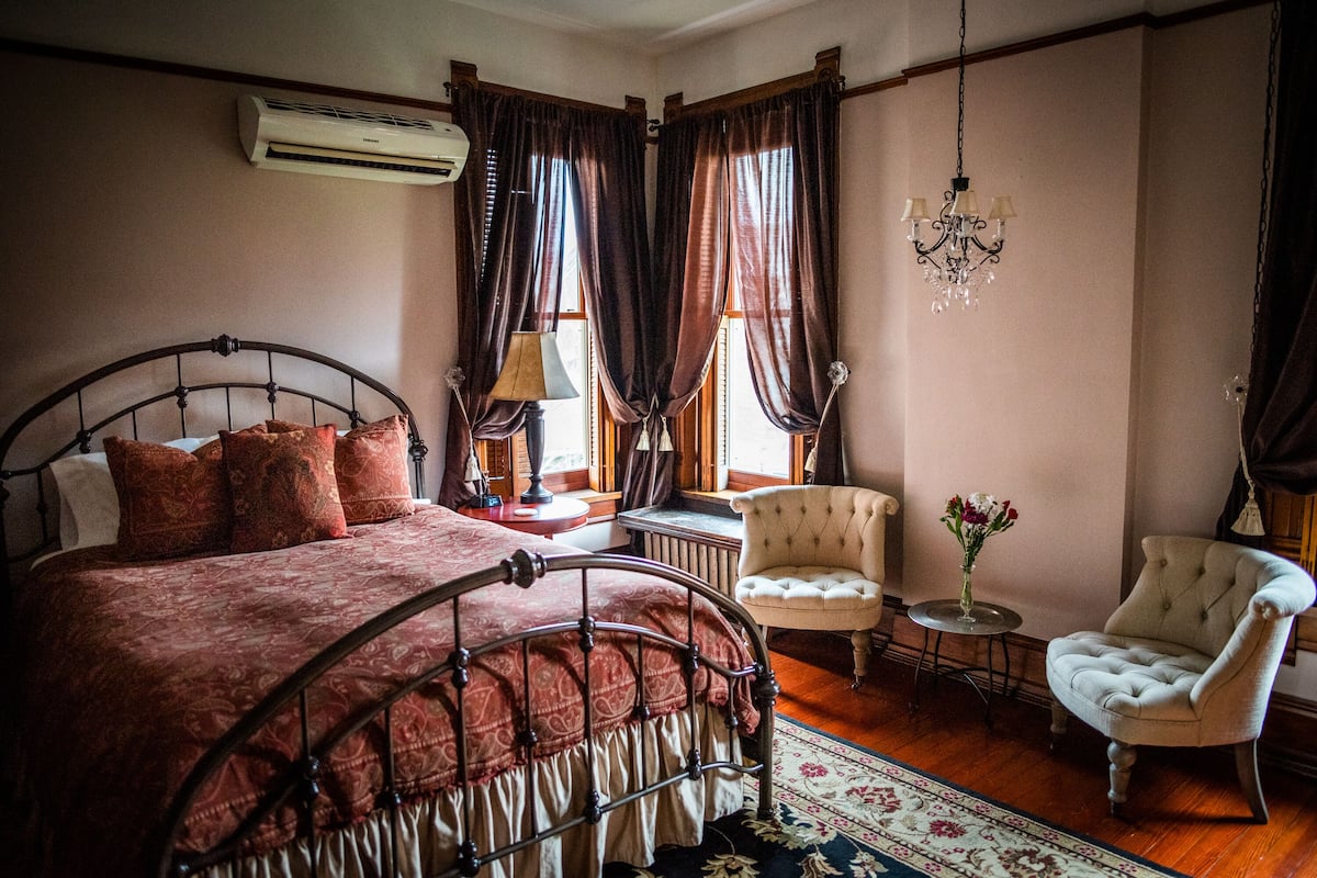 Deluxe Room, 1 Queen Bed, Private Bathroom | Premium bedding, individually decorated, individually furnished