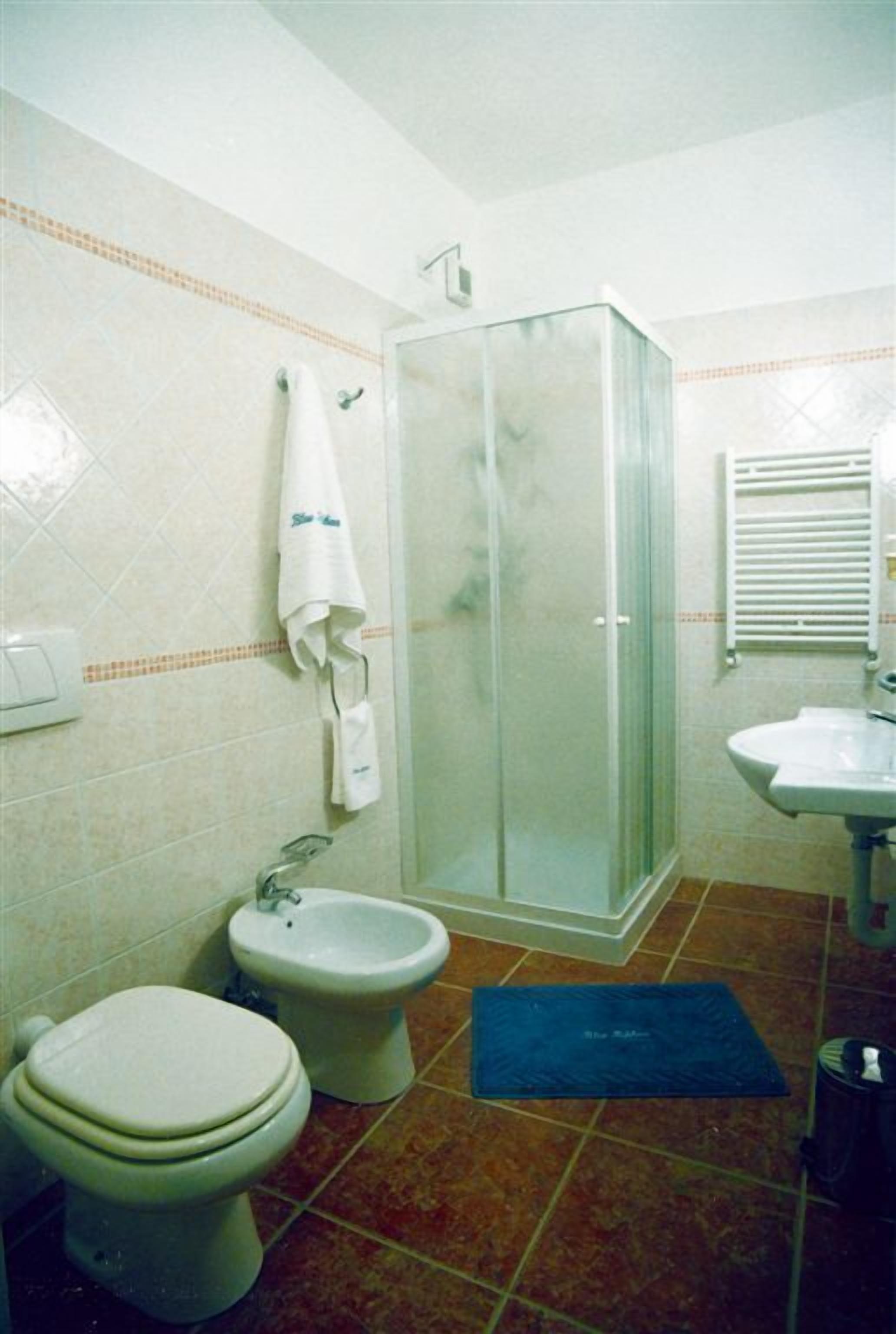 basic single room, 1 large single bed | bathroom | shower, rainfall showerhead, free toiletries, hair dryer