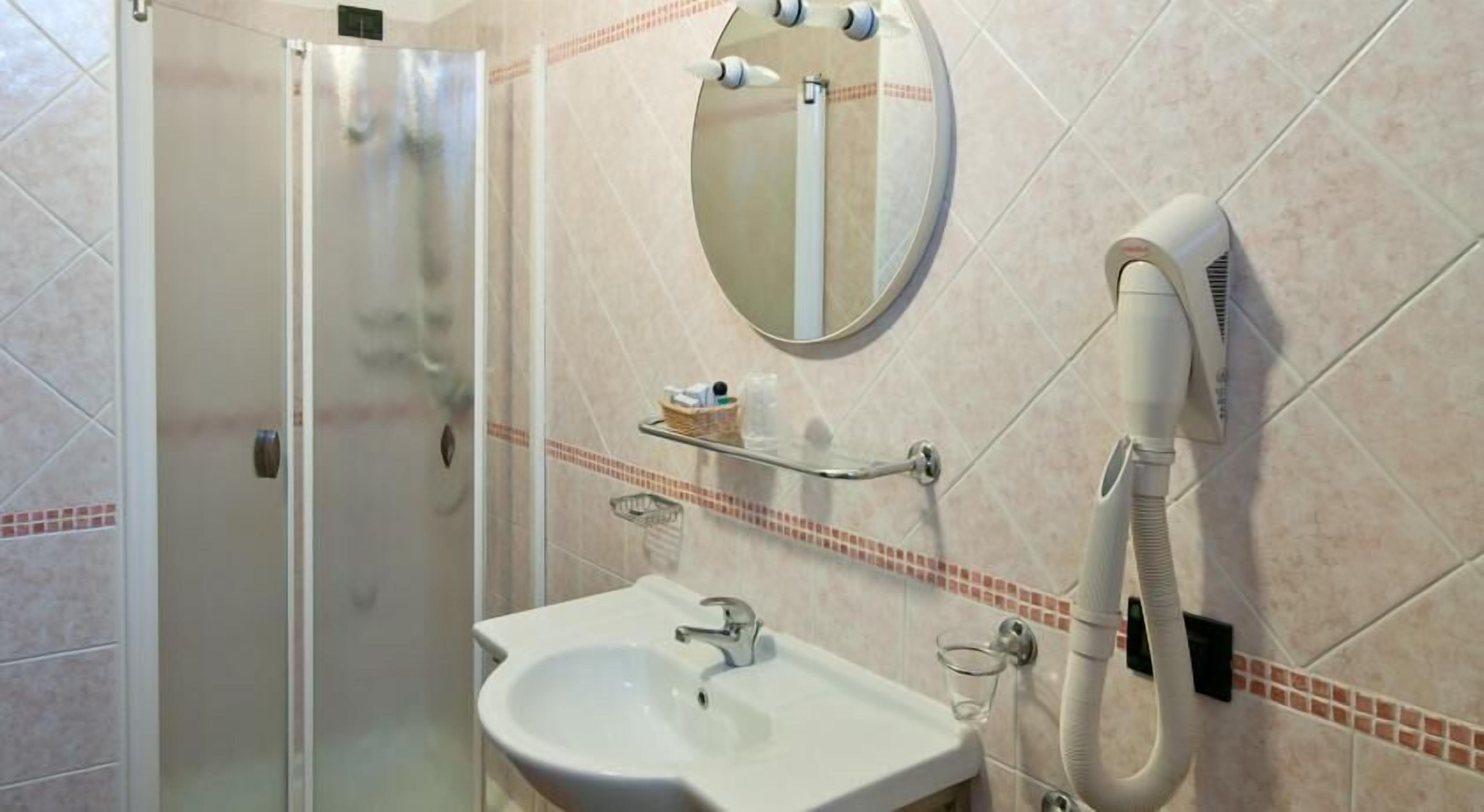 shower, rainfall showerhead, free toiletries, hair dryer