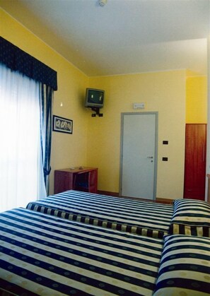 Basic Triple Room, Accessible, Non Smoking | Minibar, desk, laptop workspace, blackout drapes - Hotel Blue Ribbon (Vercelli)