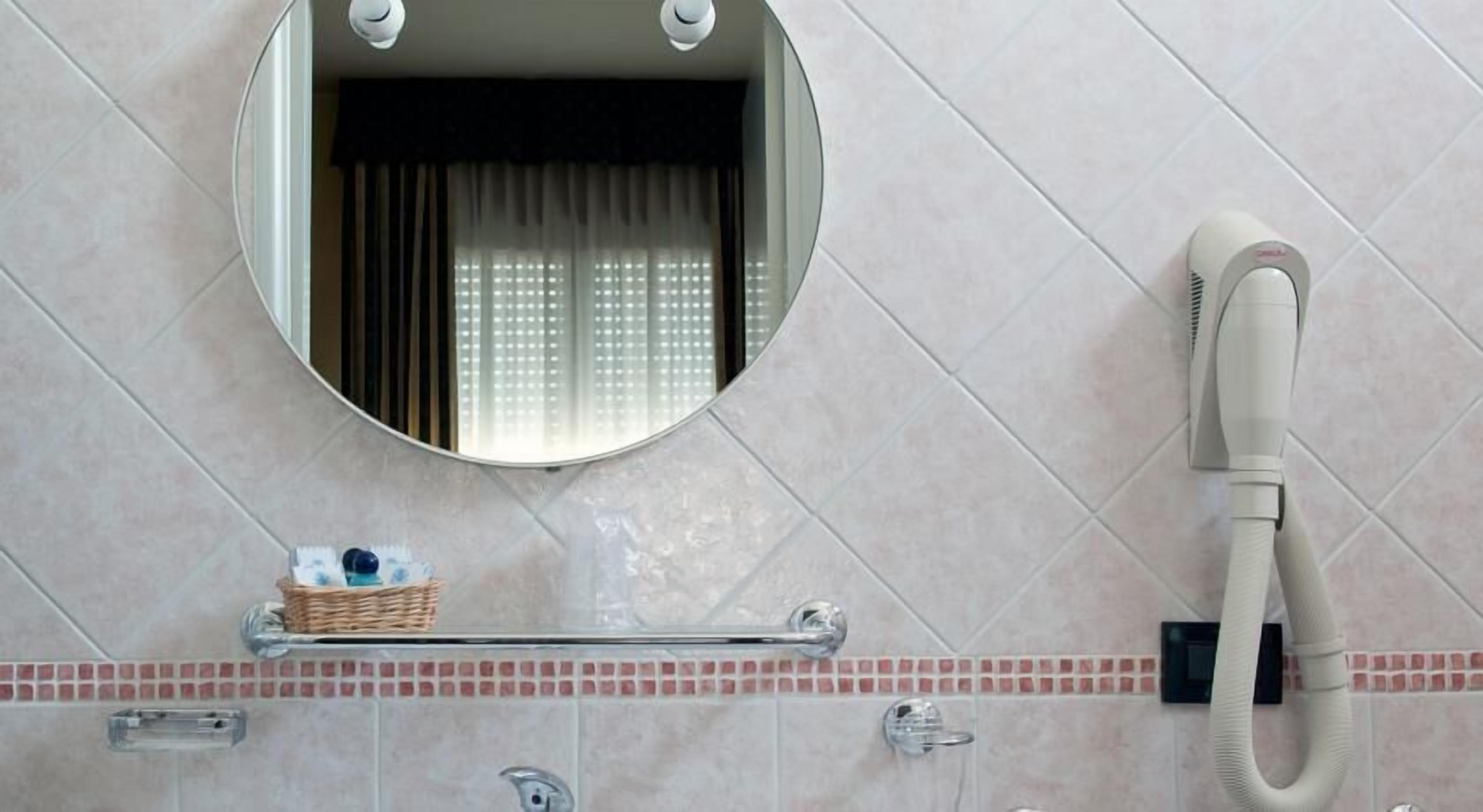 ダブルルーム | バスルーム | シャワー、レインフォールシャワー、バスアメニティ (無料)、ヘアドライヤー