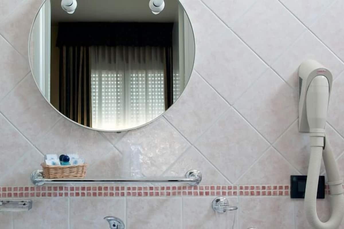 double room | bathroom | shower, rainfall showerhead, free toiletries, hair dryer