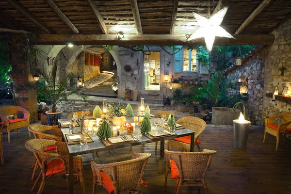 Se sirven cenas y cocina local e internacional; con vista al jardín