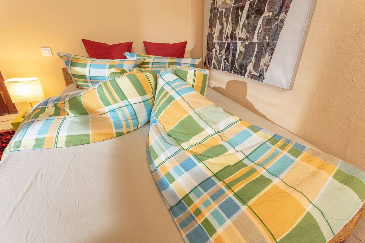 Chambre Double Confort, balcon | Matelas Select Comfort, Wi-Fi gratuit, décoration personnalisée