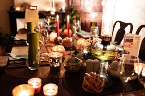 Dinner served, local and international cuisine, garden views - La Vieille Maison - Chambre et Halte Gourmande (Durfort-et-Saint-Martin-de-Sossenac)