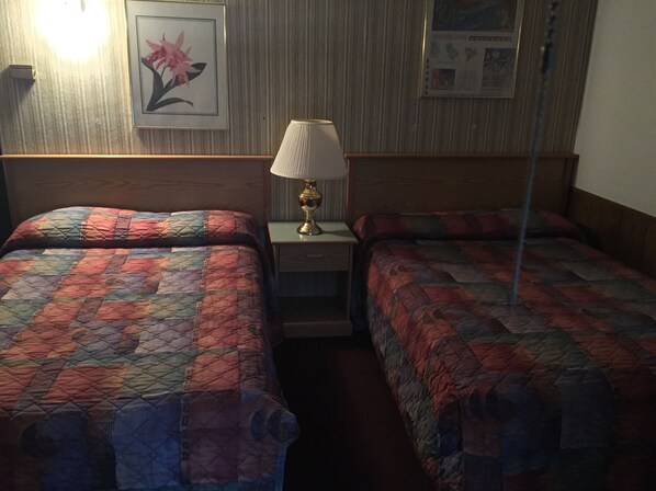 Zimmer, 2 Doppelbetten | Wohnzimmer | 27-Zoll-Fernseher mit Kabelempfang