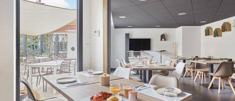 Café da manhã com buffet todos os dias (EUR 18 por pessoa)