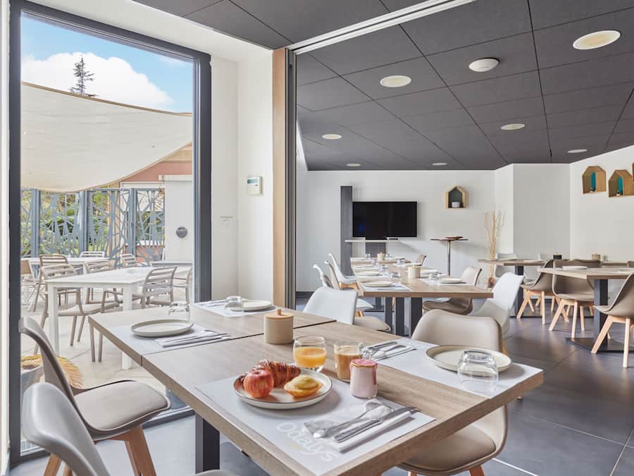 Desayuno buffet diario (EUR 18 por persona)
