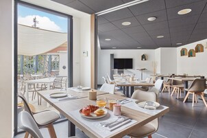 Café da manhã com buffet todos os dias (EUR 18 por pessoa) 