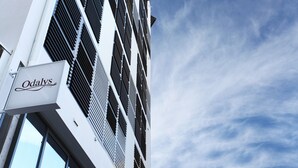 Un edificio moderno con un letrero que dice "Odalys".