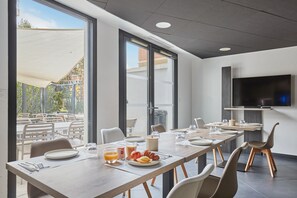 Daily buffet breakfast (EUR 18 per person) - Appart Hotel Odalys City Marseille Prado Castellane (Marseille)