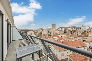 Superior Studio, Balcony (2 People) | In-room safe, soundproofing, free cribs/infant beds, free WiFi - Appart Hotel Odalys City Marseille Prado Castellane (Marseille)