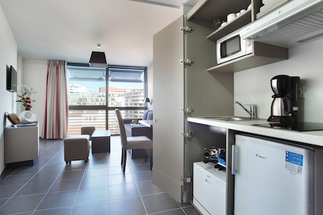 Refrigerador, microondas, placa de cocina, lavavajillas
