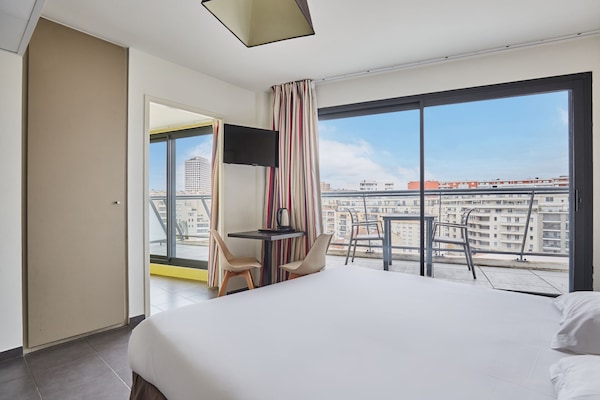 Estudio superior, balcón (2 People) | Caja fuerte, sistema de insonorización, cunas gratuitas y wifi gratis