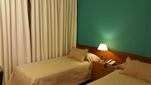 Ropa de cama de alta calidad, minibar, escritorio