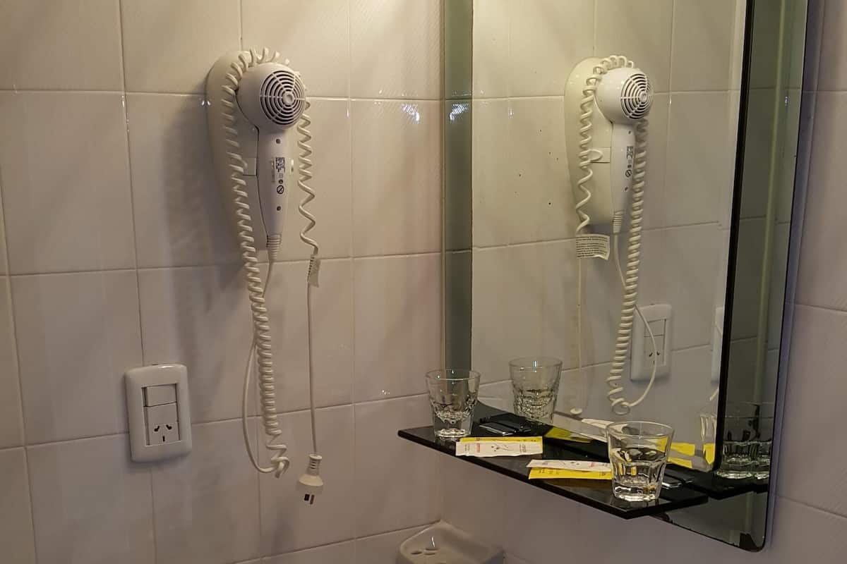 Bathroom | Free toiletries, bidet, towels