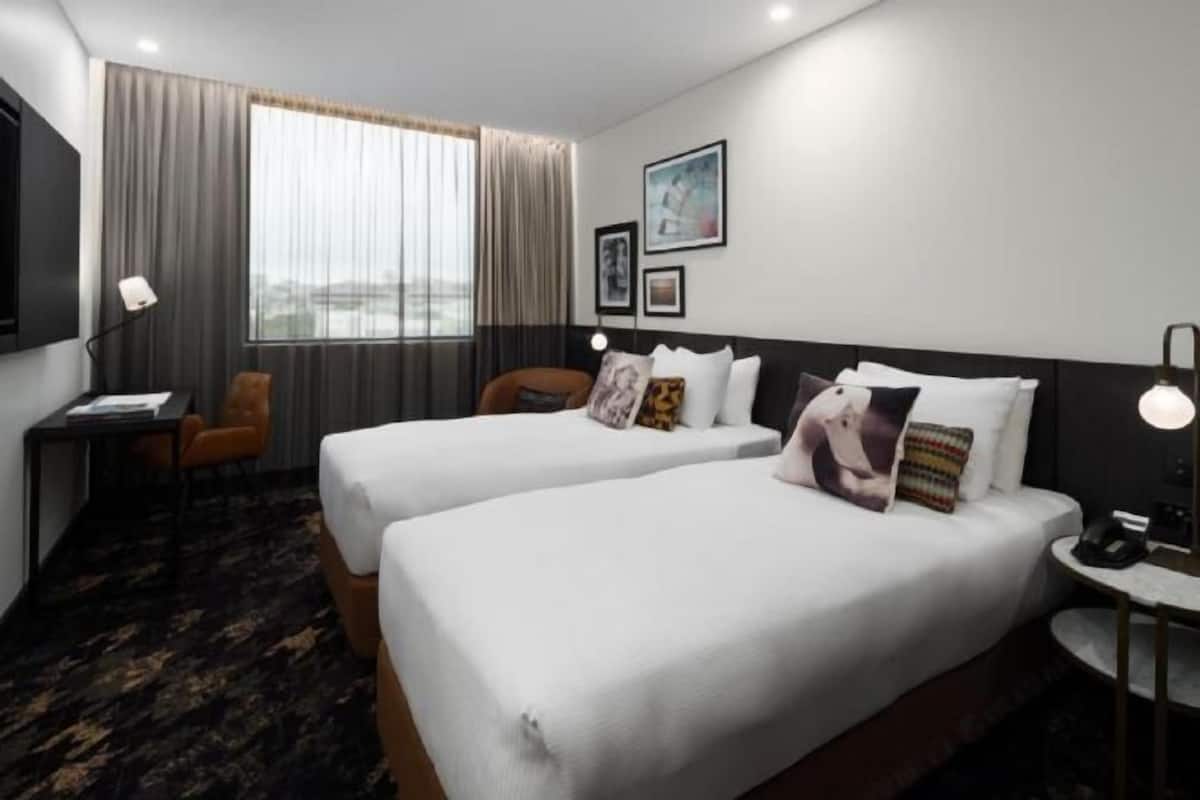 Colchones con pillow-top, minibar y caja de seguridad en la habitación