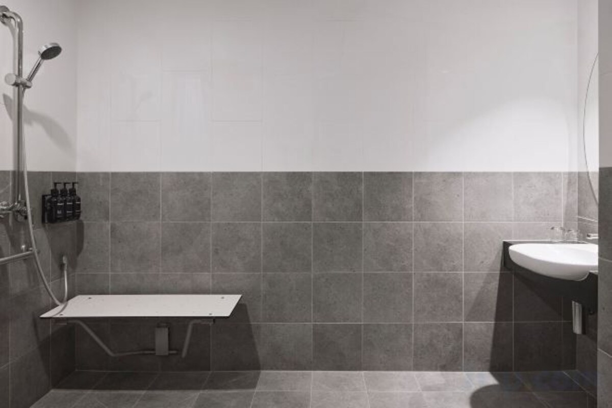 Baño | Artículos de higiene personal gratuitos, secador de pelo y toallas