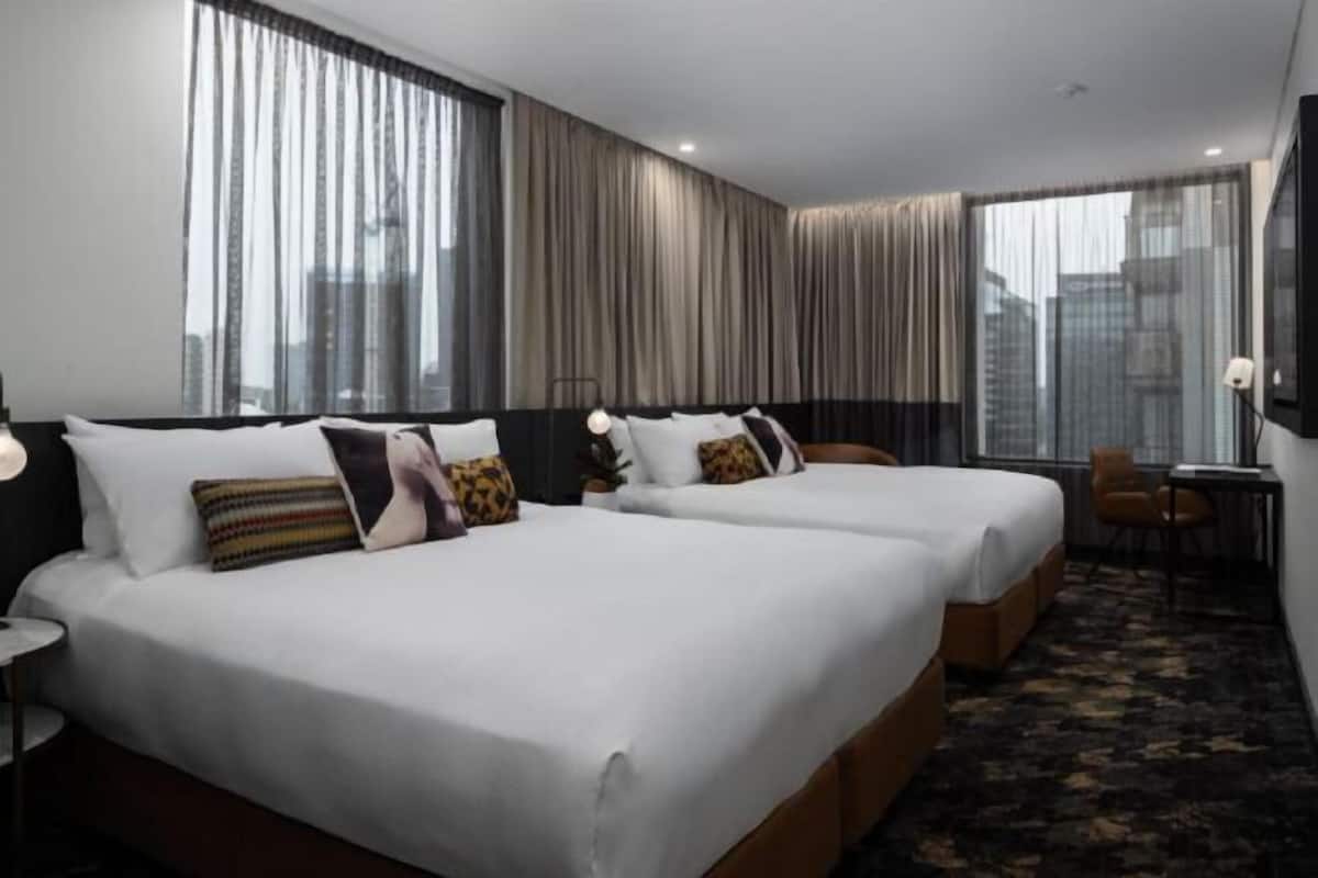 Colchones con pillow-top, minibar y caja de seguridad en la habitación