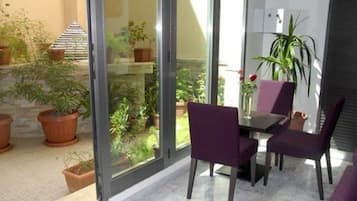 Petit déjeuner, déjeuner et dîner servis sur place