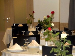Petit déjeuner, déjeuner et dßner servis sur place