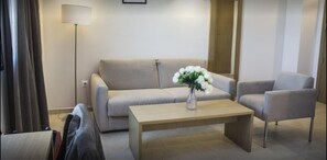 Chambre simple classique, 1 grand lit jumeau, vue sur la mer | Aire de séjour | Téléviseur