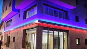 Ein modernes Gebäude mit großen Fenstern und einem Glasvordereingang.