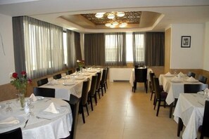 Breakfast, lunch, dinner served; international cuisine  - Hotel Africa Nova (Algiers)