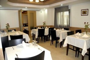 Café da manhã, almoço e jantar; culinária internacional 