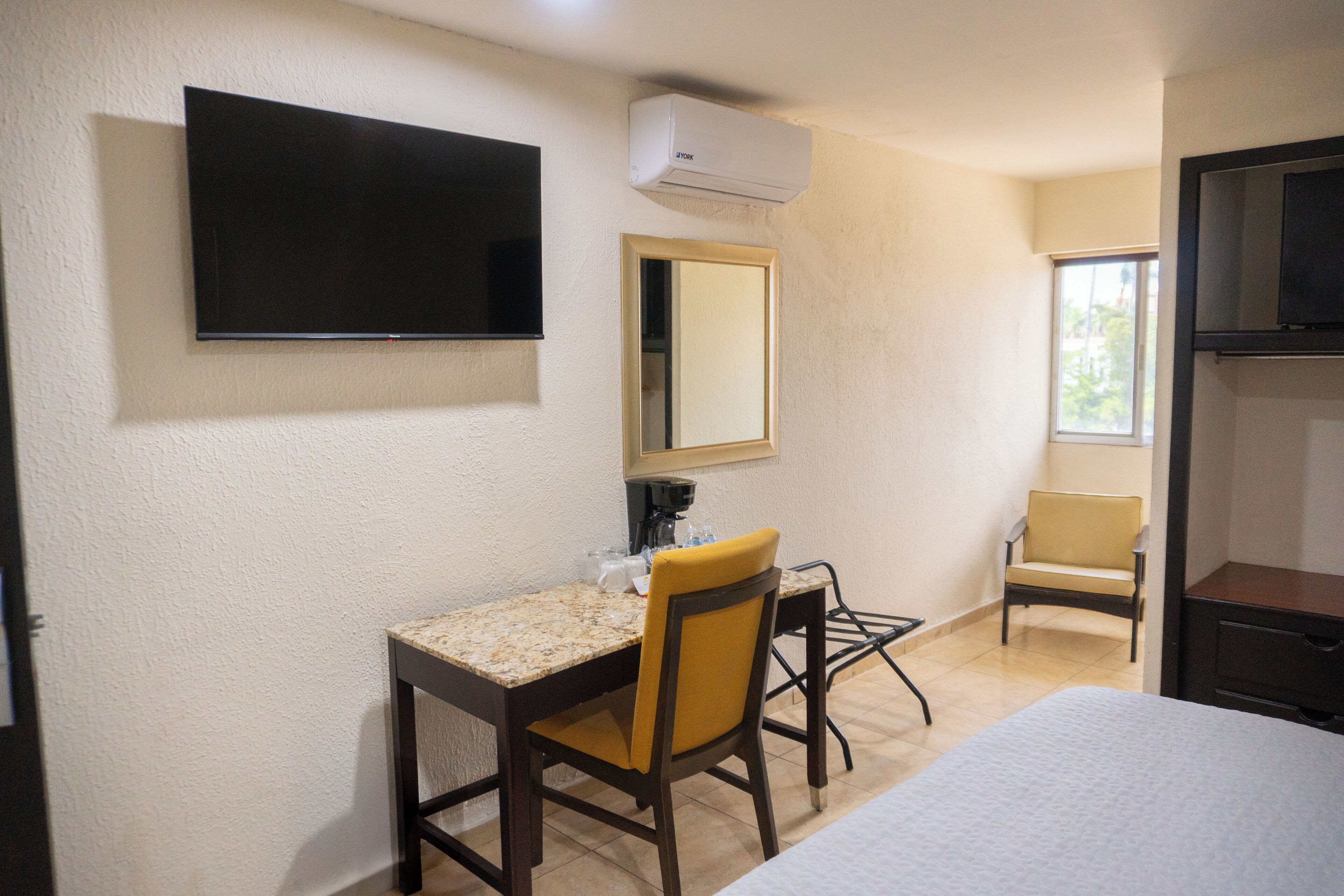 1 bedroom, desk, soundproofing, free wifi