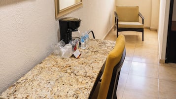Habitación estándar, 1 cama de matrimonio grande | Escritorio, sistema de insonorización, wifi gratis
