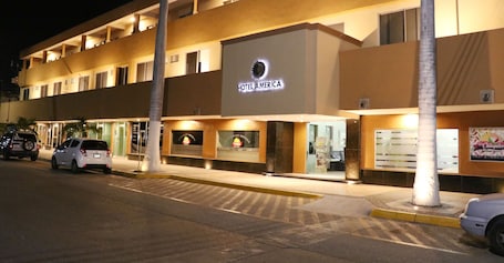 Fachada de la propiedad por la tarde o noche