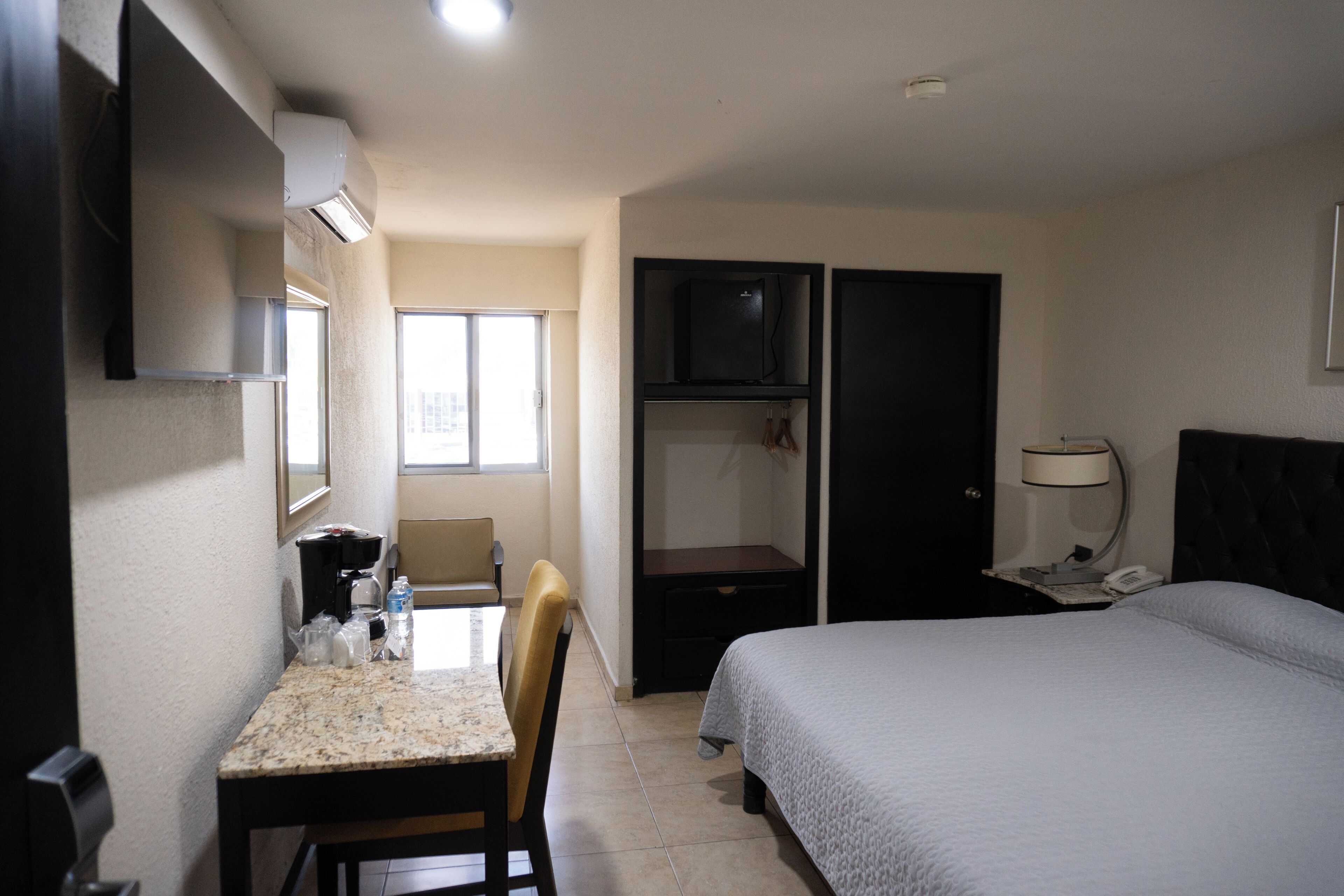 标准房, 1 张特大床 | 办公桌、隔音、免费 WiFi