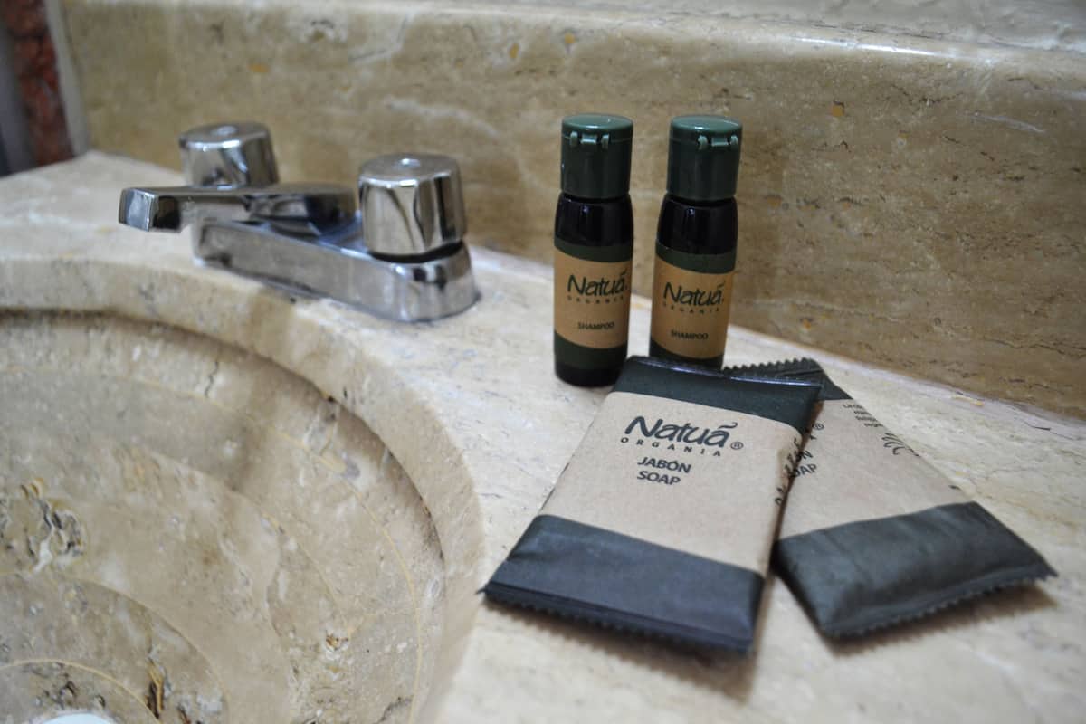 Ducha, artículos de tocador gratuitos, toallas