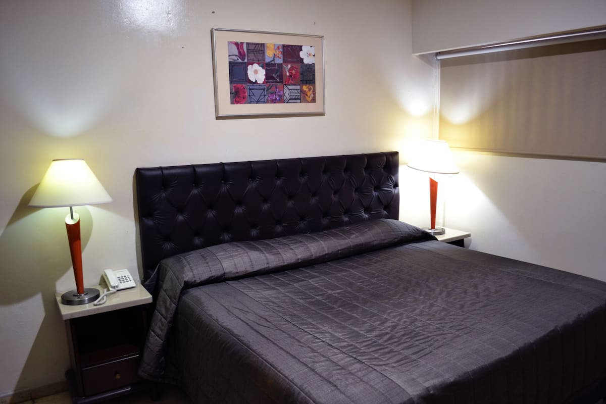 Cubrecamas, cortinas blackout, sistema de insonorización y wifi gratis