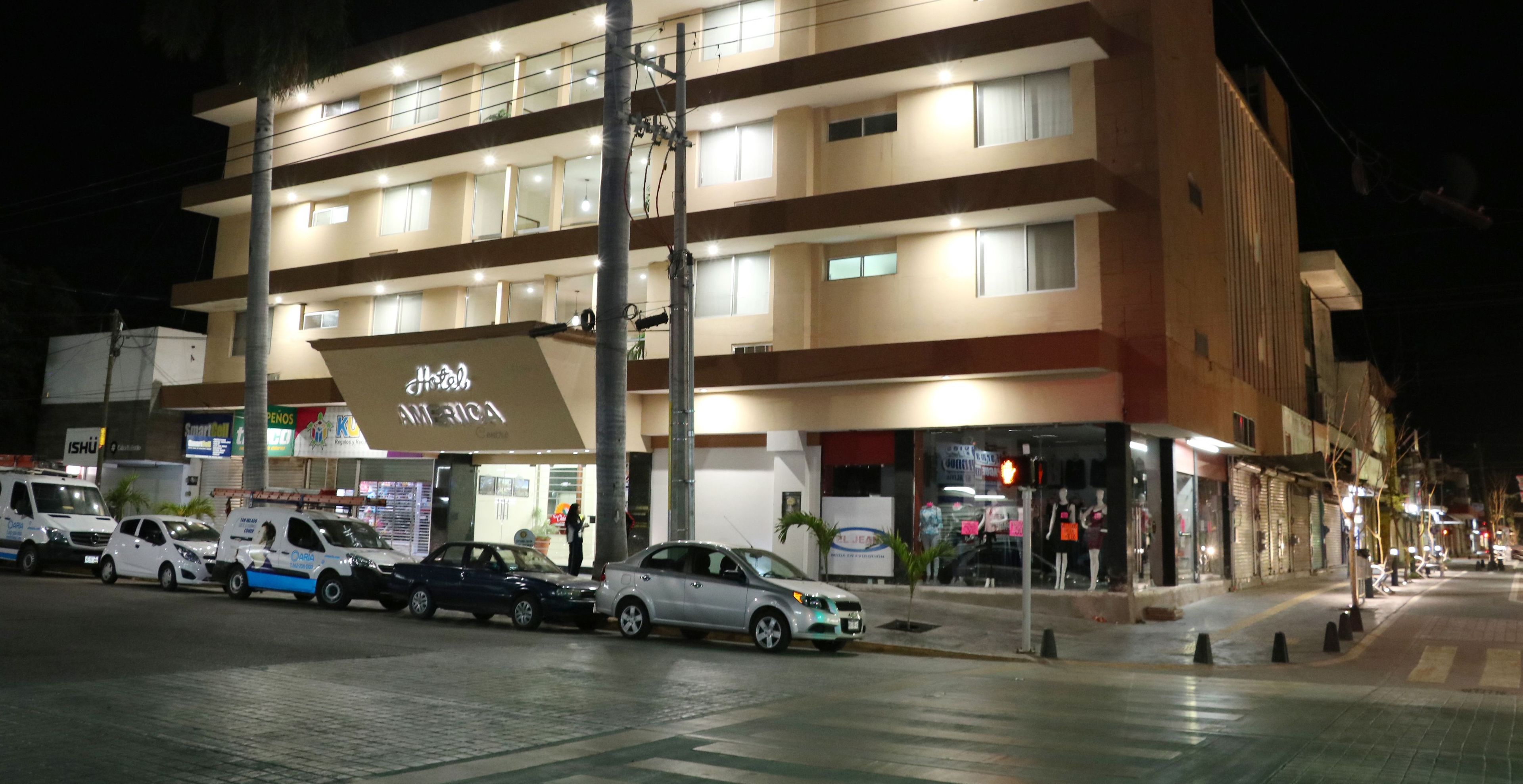 Vista frontal de la propiedad por la tarde o noche