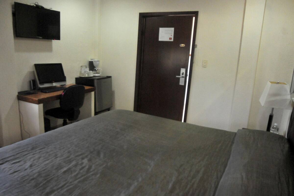 Cubrecamas, cortinas blackout, sistema de insonorización y wifi gratis