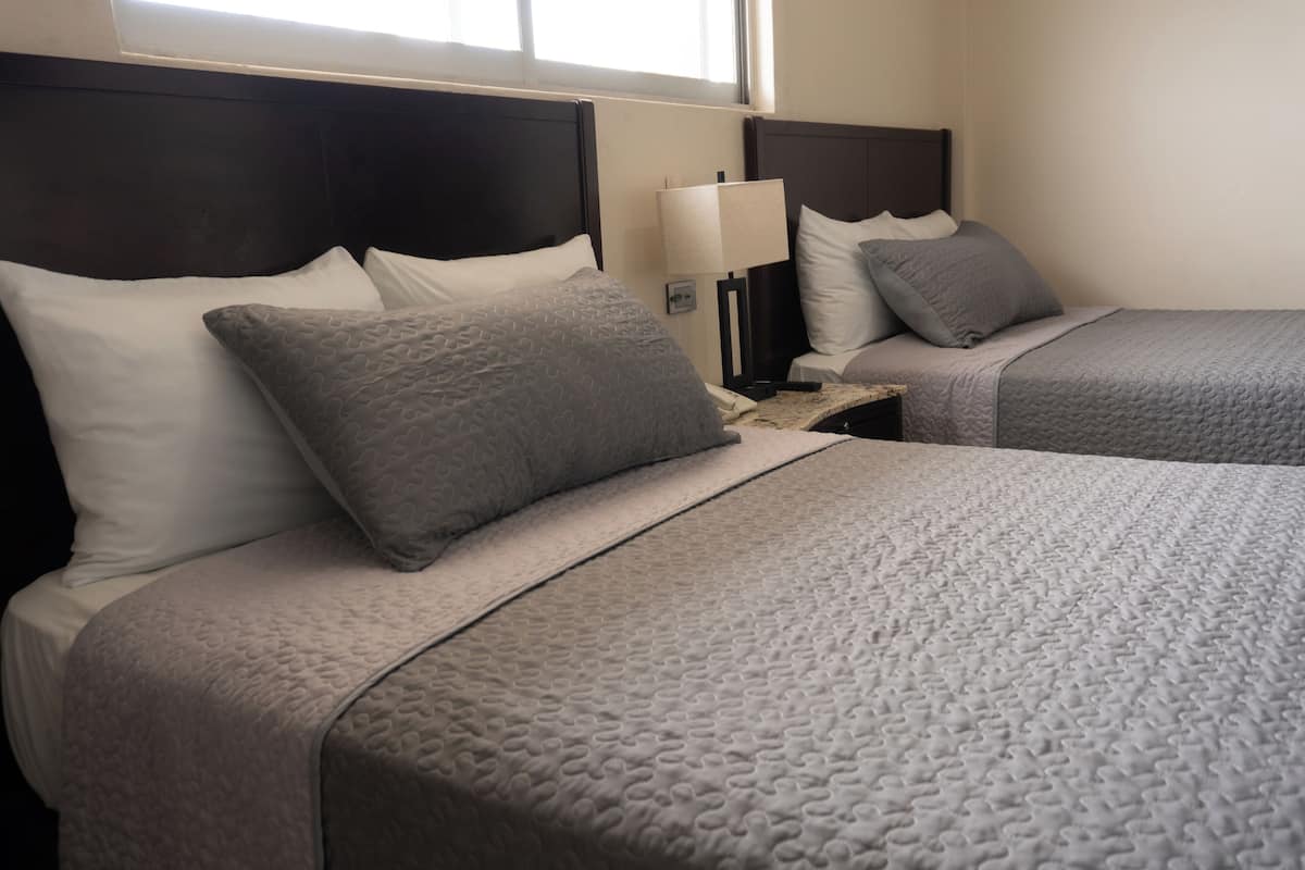 Cubrecamas, cortinas blackout, sistema de insonorización y wifi gratis