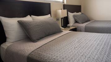 Habitación doble clásica, 2 camas matrimoniales | Edredón, cortinas blackout, insonorización y wifi gratis