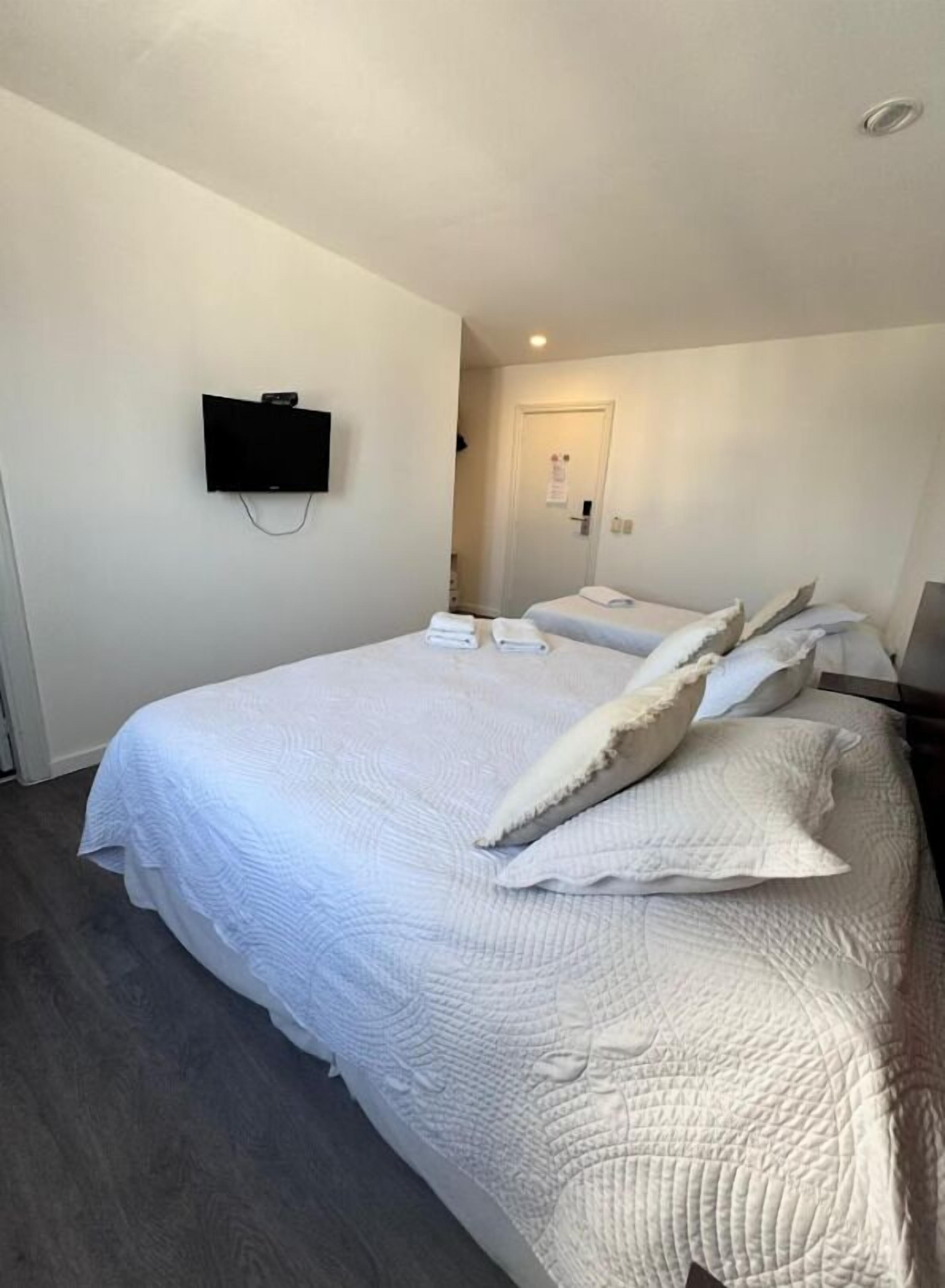 Quarto triplo standard | Individualmente decorados, individualmente mobiliados, Wi-Fi de cortesia