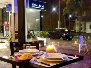 Outdoor dining - Hotel Azul Puerto Punta del Este (Punta del Este)