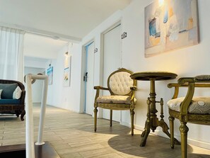 Standard Double Room | Living area | 32-inch LCD TV with cable channels, TV - Hotel Azul Puerto Punta del Este (Punta del Este)