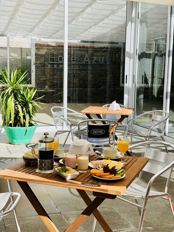 Outdoor dining - Hotel Azul Puerto Punta del Este (Punta del Este)